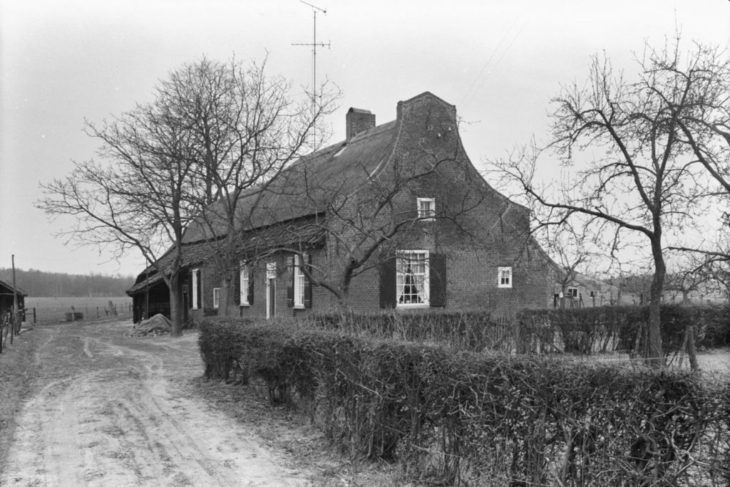 Oude zwart-wit foto van boerderij.